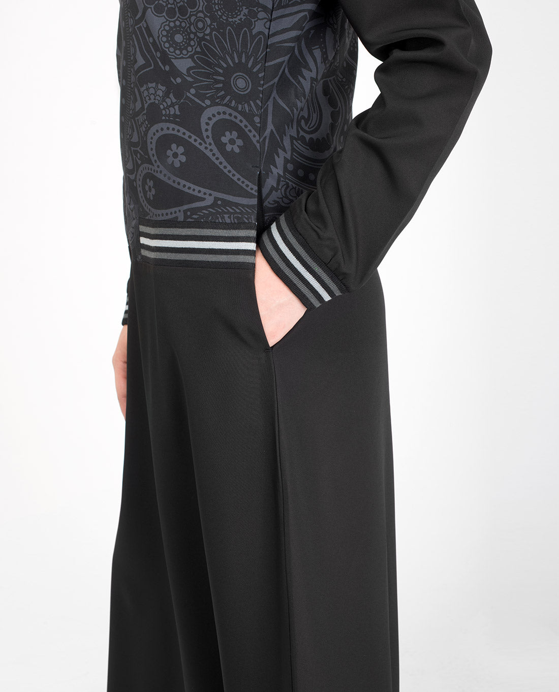 Black Paisley Zip Down Flared Jilbab