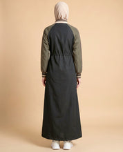Black And Creme Toggle Waist Jilbab